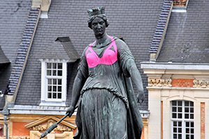 Europa Donna Lille, à l'image de la Déesse, s'habille en rose